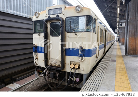 Mikata Line Kiha 147 waiting to depart at Kumamoto Station Mikata Line Kiha 147 waiting to depart at Kumamoto Station 125467938
