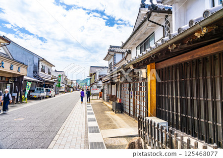 [Important Preservation District for Groups of Traditional Buildings] Yakage-juku: Scenery of a post town in early summer 8 Yakage-cho, Oda-gun, Okayama Prefecture 125468077