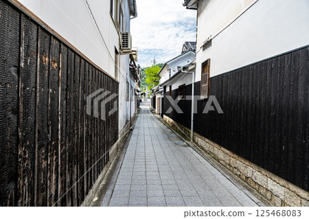 [Important Preservation District for Groups of Traditional Buildings] Yakage-juku: Alleys of a post town in early summer 5 Yakage-cho, Oda-gun, Okayama Prefecture 125468083