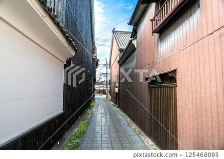 [Important Preservation District for Groups of Traditional Buildings] Yakage-juku: Alleys of a post town in early summer 2, Yakage-cho, Oda-gun, Okayama Prefecture 125468093