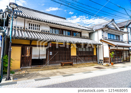 [Important Preservation District for Groups of Traditional Buildings] Yakage-juku: Scenery of a post town in early summer 1 Yakage-cho, Oda-gun, Okayama Prefecture 125468095