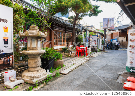 Back alley scenery in Insadong, Seoul 125468805