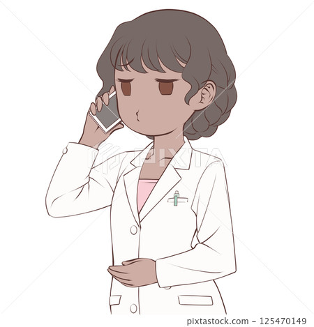 一位膚色黝黑的女藥劑師正在用智慧型手機打電話——Mukuru 一位膚色黝黑的女藥劑師正在用智慧型手機打電話——Mukuru 125470149