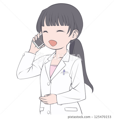 一位黑髮女藥劑師用智慧型手機打電話,面帶微笑 一位黑髮女藥劑師用智慧型手機打電話,面帶微笑 125470153