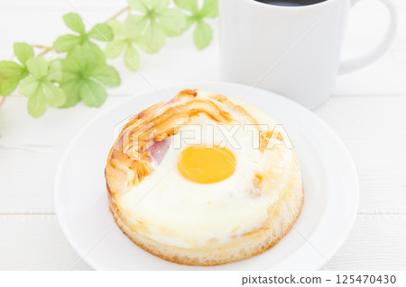 Delicious bacon, egg, bread and coffee breakfast 125470430