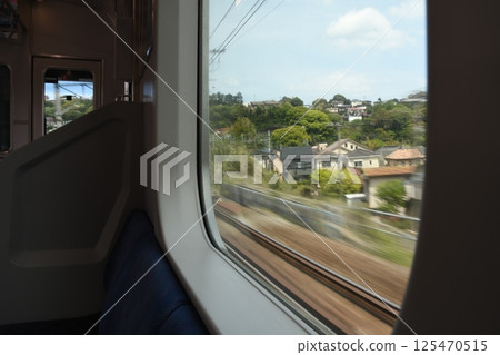 從熱海至小田原的東海道線列車車窗看到的景色 從熱海至小田原的東海道線列車車窗看到的景色 125470515