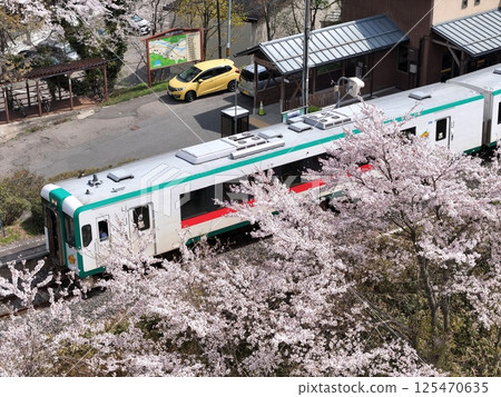櫻花盛開的JR陸羽東線鳥瞰圖 125470635