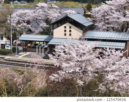 櫻花盛開的JR陸羽東線鳥瞰圖 125470636