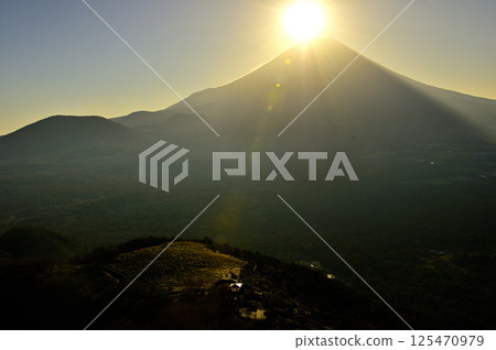 太陽從天子山脈的龍岳升起,映照著富士山 太陽從天子山脈的龍岳升起,映照著富士山 125470979