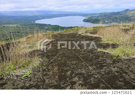 位於丹澤甲州邊界山脊的鐵板山頂，俯瞰山中湖 125471021