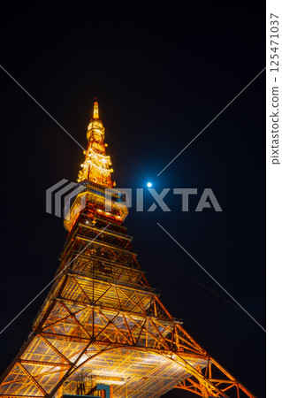 月光下日本東京鐵塔的夜景 125471037