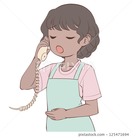 一位穿著圍裙的黑皮膚女人在打電話 — — 驚訝不已 一位穿著圍裙的黑皮膚女人在打電話 — — 驚訝不已 125471694