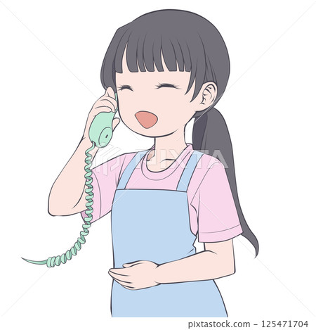 一位黑髮女子穿著圍裙,微笑著打電話 一位黑髮女子穿著圍裙,微笑著打電話 125471704
