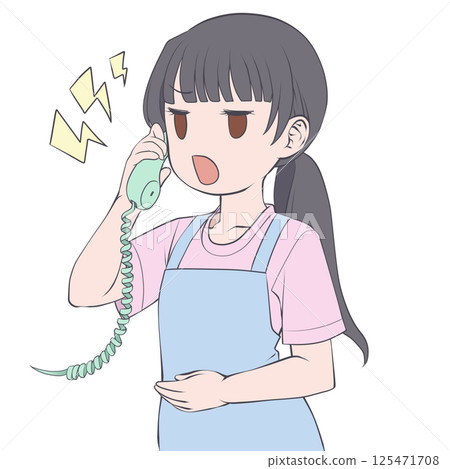 一位穿著圍裙的黑髮女子正在打電話，怒氣沖沖 125471708