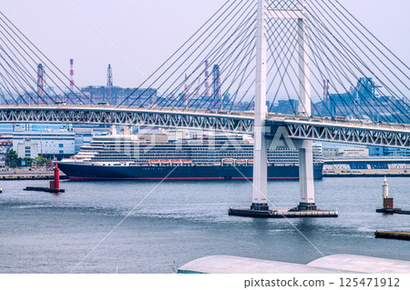 日本橫濱市容,在大黑碼頭眺望豪華遊輪伊莉莎白女王號(橫濱有四艘豪華遊輪)=4月26日 日本橫濱市容,在大黑碼頭眺望豪華遊輪伊莉莎白女王號(橫濱有四艘豪華遊輪)=4月26日 125471912