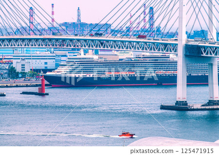 日本橫濱市容,在大黑碼頭眺望豪華遊輪伊莉莎白女王號(橫濱有四艘豪華遊輪)=4月26日 日本橫濱市容,在大黑碼頭眺望豪華遊輪伊莉莎白女王號(橫濱有四艘豪華遊輪)=4月26日 125471915