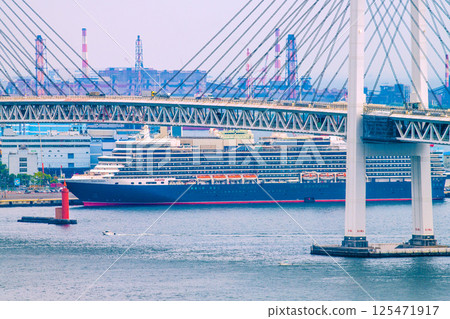 日本橫濱市容,在大黑碼頭眺望豪華遊輪伊莉莎白女王號(橫濱有四艘豪華遊輪)=4月26日 日本橫濱市容,在大黑碼頭眺望豪華遊輪伊莉莎白女王號(橫濱有四艘豪華遊輪)=4月26日 125471917