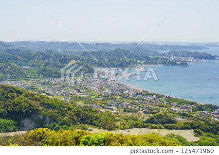 [Kyonan Town, Awa District, Chiba Prefecture] View of the Hota Central Coast and Hota Fishing Port from Mount Nokogiri 125471960