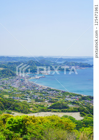 【千葉縣阿房郡鋸南町】從鋸山眺望保田中央海岸和保田漁港 125471961