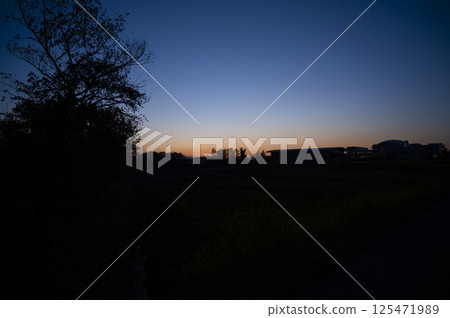 日落後的魔幻時刻:寧靜的街景 日落後的魔幻時刻:寧靜的街景 125471989