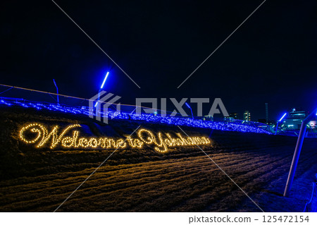 The illuminated Akashi Kaikyo Bridge seen from Akebono Children's Forest Park in winter The illuminated Akashi Kaikyo Bridge seen from Akebono Children's Forest Park in winter 125472154