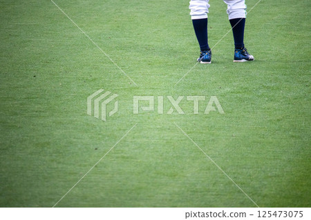 棒球比賽中的外野手 棒球比賽中的外野手 125473075