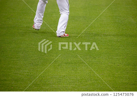 棒球比賽中的外野手 棒球比賽中的外野手 125473076