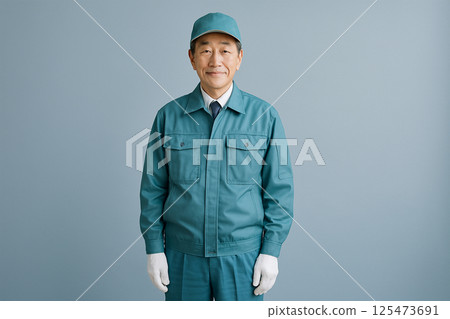 一名日本清潔工人站在藍灰色背景下的工作室姿勢 125473691
