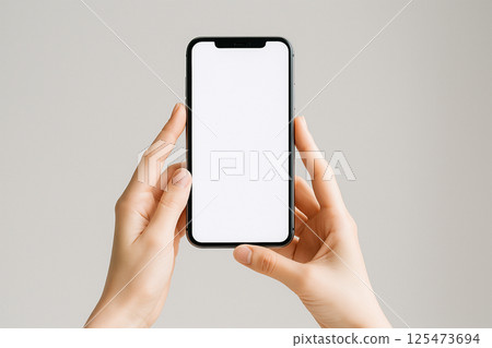 白色背景下,手中拿著智慧型手機的簡約構圖 白色背景下,手中拿著智慧型手機的簡約構圖 125473694