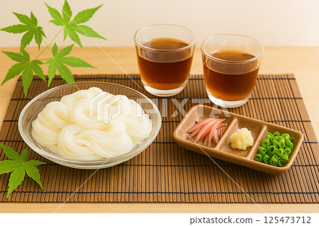 Enjoy traditional somen noodles served on a bamboo mat and cut glass plate 125473712