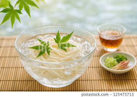 清爽的素麵和夏季調味品套裝 125473713