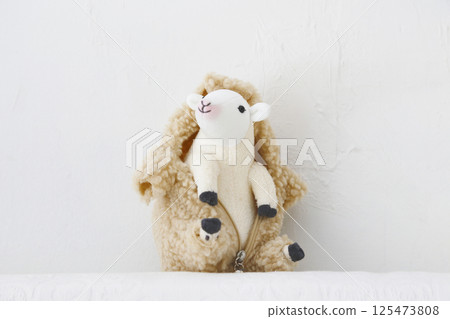 白色背景下拍攝的綿羊毛絨玩具 125473808