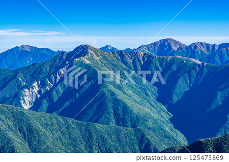 從荒川中嶽山頂眺望潮見岳和愛諾岳。南阿爾卑斯山。攀登阿庫澤山和荒川山 從荒川中嶽山頂眺望潮見岳和愛諾岳。南阿爾卑斯山。攀登阿庫澤山和荒川山 125473869