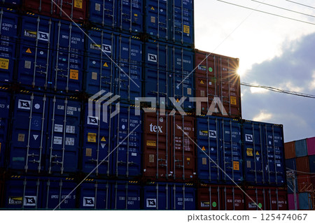堆疊的貨櫃和一縷陽光 125474067