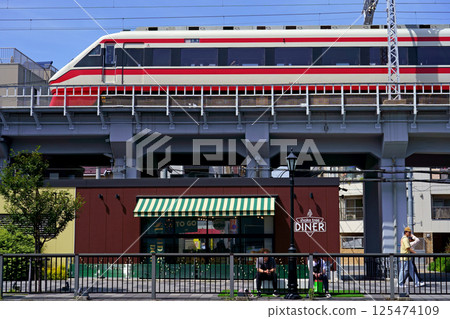假日裡的河畔咖啡館和東武兩毛列車 假日裡的河畔咖啡館和東武兩毛列車 125474109