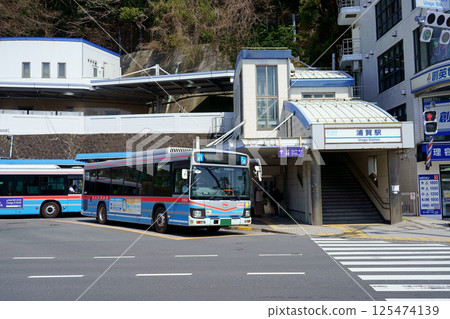 Keikyu Uraga Station on a clear day and the Keikyu bus bound for Kannonzaki (close-up) Keikyu Uraga Station on a clear day and the Keikyu bus bound for Kannonzaki (close-up) 125474139