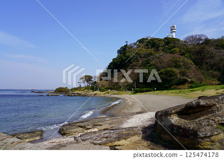 晴天的觀音崎公園(海岸公園)和海上交通中心的控制塔 晴天的觀音崎公園(海岸公園)和海上交通中心的控制塔 125474178