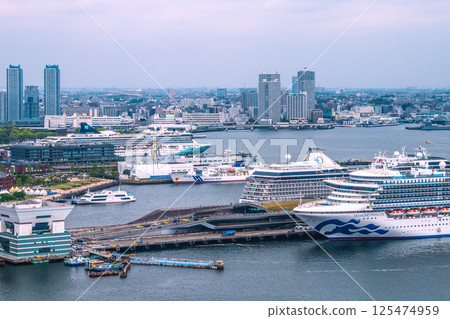 三艘豪華遊輪在日本橫濱城市景觀上空。挪威精神號、裡維埃拉號和鑽石公主號 125474959
