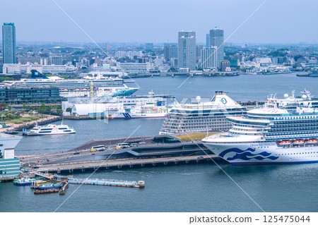 三艘豪華遊輪在日本橫濱城市景觀上空。挪威精神號、裡維埃拉號和鑽石公主號 125475044