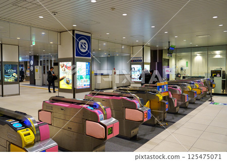 京成上野站的檢票口，排列著多台自動檢票機 125475071