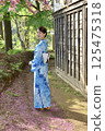 浴衣的一名年輕女子 125475318