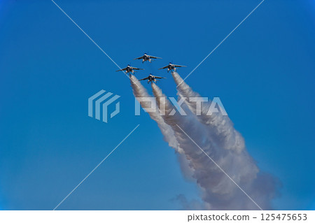 藍色衝擊波翱翔藍天 藍色衝擊波藍天 日本航空自衛隊戰鬥機 入間空軍基地 125475653