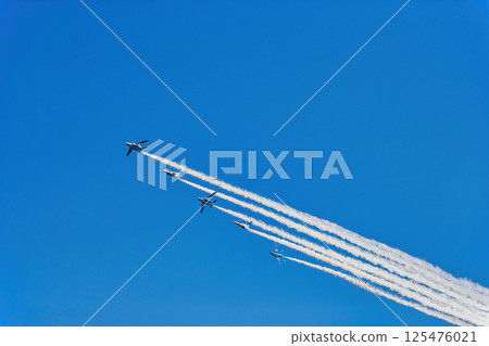 藍天飛翔的飛機 藍色衝擊波、藍天、日本航空自衛隊、戰鬥機、飛機、入間空軍基地 藍天飛翔的飛機 藍色衝擊波、藍天、日本航空自衛隊、戰鬥機、飛機、入間空軍基地 125476021