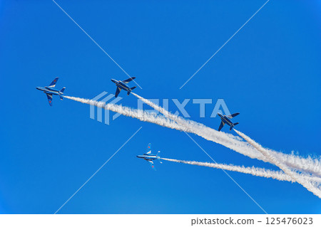 藍天飛翔的飛機 藍色衝擊波、藍天、日本航空自衛隊、戰鬥機、飛機、入間空軍基地 125476023