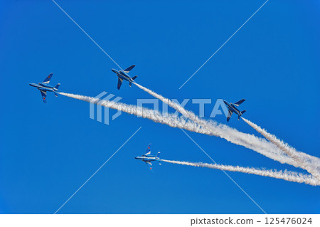 藍天飛翔的飛機 藍色衝擊波、藍天、日本航空自衛隊、戰鬥機、飛機、入間空軍基地 藍天飛翔的飛機 藍色衝擊波、藍天、日本航空自衛隊、戰鬥機、飛機、入間空軍基地 125476024