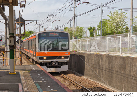 Waiting for departure, Musashino Line 205 Series Rapid Train, Kitafuchu Station, platform 125476444