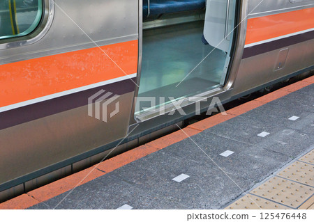 武藏野線205系列快速列車北府中月月台等候出發 125476448