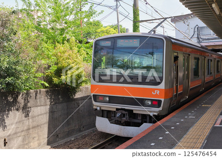 武藏野線205系列快速列車北府中月月台等候出發 武藏野線205系列快速列車北府中月月台等候出發 125476454