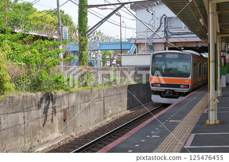 Waiting for departure, Musashino Line 205 Series Rapid Train, Kitafuchu Station, platform 125476455