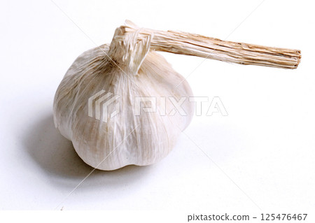 Dry garlic on white Dry garlic on white 125476467
